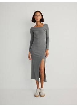 Reserved - Dzianinowa sukienka z asymetrycznym dekoltem - ciemnoszary ze sklepu Reserved w kategorii Sukienki - zdjęcie 174099478