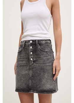 Tommy Jeans spódnica jeansowa kolor czarny mini rozkloszowana DW0DW18231 ze sklepu ANSWEAR.com w kategorii Spódnice - zdjęcie 174108506