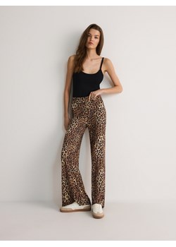 Reserved - Szerokie spodnie ze zwierzęcym nadrukiem - wielobarwny ze sklepu Reserved w kategorii Spodnie damskie - zdjęcie 174112596
