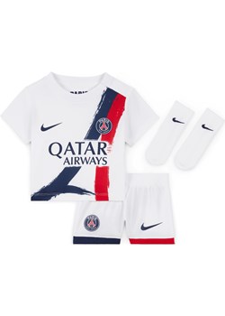 Trzyczęściowy strój piłkarski dla niemowląt i maluchów Nike Paris Saint-Germain Stadium 2024 (wersja wyjazdowa) – replika - Biel ze sklepu Nike poland w kategorii Odzież dla niemowląt - zdjęcie 174117845