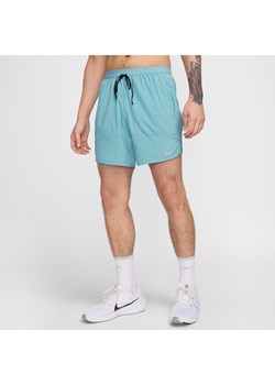 Męskie spodenki do biegania z wszytą bielizną 18 cm Nike Dri-FIT Stride - Niebieski ze sklepu Nike poland w kategorii Spodenki męskie - zdjęcie 174117875