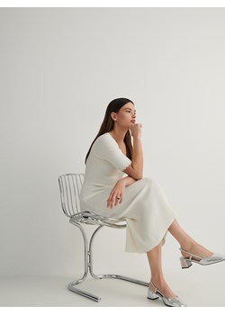 Reserved - Dzianinowa sukienka z dekoracyjnym wykończeniem - złamana biel ze sklepu Reserved w kategorii Sukienki - zdjęcie 174122235