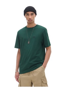Cropp - Ciemnozielony T-shirt z haftem - zielony ze sklepu Cropp w kategorii T-shirty męskie - zdjęcie 174123239