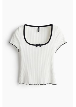 H & M - Prążkowany top z owerlokowymi detalami - Biały ze sklepu H&M w kategorii Bluzki damskie - zdjęcie 174127355
