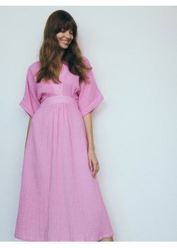 Reserved - Sukienka midi z bawełnianego muślinu - różowy ze sklepu Reserved w kategorii Sukienki - zdjęcie 174128795
