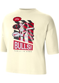 Damski T-shirt o luźnym kroju Nike NBA Chicago Bulls Courtside - Biel ze sklepu Nike poland w kategorii Bluzki damskie - zdjęcie 174131278