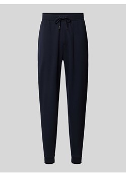 Spodnie dresowe o kroju relaxed fit z kieszenią z tyłu ze sklepu Peek&Cloppenburg  w kategorii Spodnie męskie - zdjęcie 174140386