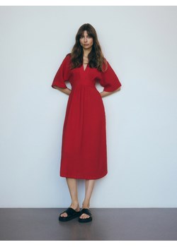 Reserved - Sukienka midi z bawełnianego muślinu - czerwony ze sklepu Reserved w kategorii Sukienki - zdjęcie 174148148