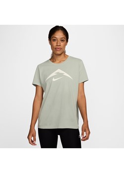 T-shirt damski Dri-FIT Nike Trail - Zieleń ze sklepu Nike poland w kategorii Bluzki damskie - zdjęcie 174160695