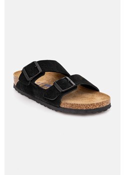 Birkenstock klapki zamszowe Arizona SFB damskie kolor czarny 951323 ze sklepu PRM w kategorii Klapki damskie - zdjęcie 174175696