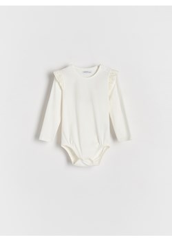 Reserved - Bawełniane body z ażurową falbaną - złamana biel ze sklepu Reserved w kategorii Odzież dla niemowląt - zdjęcie 174179477
