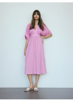 Reserved - Sukienka midi z bawełnianego muślinu - różowy ze sklepu Reserved w kategorii Sukienki - zdjęcie 174180475