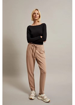 Spodnie z wiązaniem beżowe ze sklepu Moodo.pl w kategorii Spodnie damskie - zdjęcie 174341325