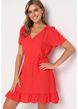 Czerwona Pudełkowa Sukienka z Falbanką Wiązana w Talii Bredela ze sklepu Born2be Odzież w kategorii Sukienki - zdjęcie 174351086