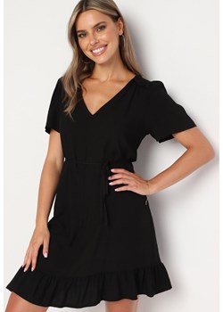 Czarna Pudełkowa Sukienka z Falbanką Wiązana w Talii Bredela ze sklepu Born2be Odzież w kategorii Sukienki - zdjęcie 174351107