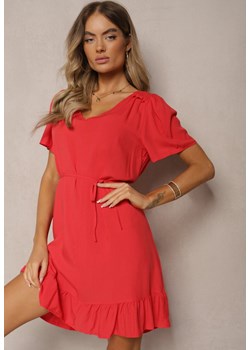 Czerwona Sukienka o Pudełkowym Kroju z Paskiem w Talii i Falbaną Credela ze sklepu Renee odzież w kategorii Sukienki - zdjęcie 174359335