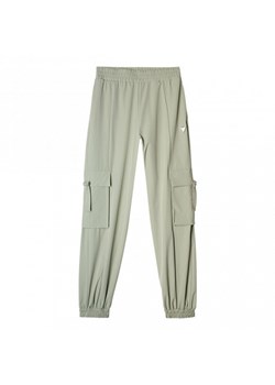 Damskie spodnie dresowe joggery Guess Aurlie Cargo Pants - zielone ze sklepu Sportstylestory.com w kategorii Spodnie damskie - zdjęcie 174388629