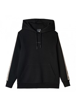 Damska bluza dresowa nierozpinana z kapturem Guess Carla Hooded Sweatshirt - czarna ze sklepu Sportstylestory.com w kategorii Bluzy damskie - zdjęcie 174388636