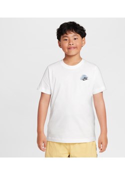 T-shirt z grafiką dla dużych dzieci (chłopców) Nike Sportswear Standard Issue - Biel ze sklepu Nike poland w kategorii T-shirty chłopięce - zdjęcie 174505887