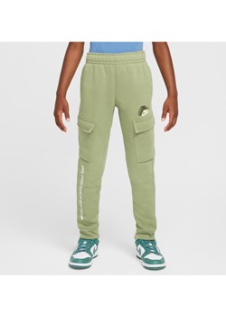 Bojówki dla dużych dzieci (chłopców) Nike Sportswear Standard Issue - Zieleń ze sklepu Nike poland w kategorii Spodnie chłopięce - zdjęcie 174506136