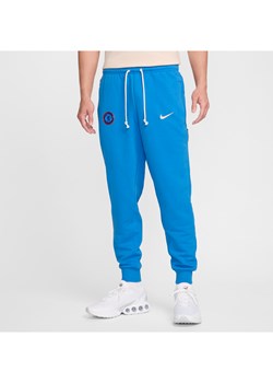 Męskie zwężane spodnie piłkarskie Nike Dri-FIT Chelsea F.C. Standard Issue - Niebieski ze sklepu Nike poland w kategorii Spodnie męskie - zdjęcie 174506296