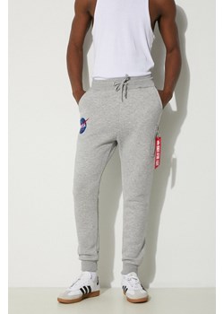 Alpha Industries spodnie dresowe NASA Cargo Sweat Jogger kolor szary 118369.17 ze sklepu PRM w kategorii Spodnie męskie - zdjęcie 174537349