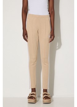adidas Originals spodnie dresowe Adicolor kolor beżowy z aplikacją IZ2837 ze sklepu PRM w kategorii Spodnie damskie - zdjęcie 174538087