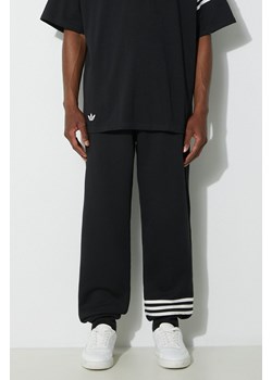 adidas Originals spodnie dresowe Neuclassics Pant kolor czarny z aplikacją IW0973 ze sklepu PRM w kategorii Spodnie męskie - zdjęcie 174538099