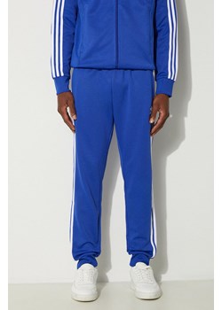 adidas Originals spodnie dresowe Adicolor Classics SST Track Pants kolor niebieski z aplikacją IY9861 ze sklepu PRM w kategorii Spodnie męskie - zdjęcie 174538105