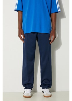 adidas Originals spodnie dresowe kolor granatowy gładkie IW3232 ze sklepu PRM w kategorii Spodnie męskie - zdjęcie 174538125