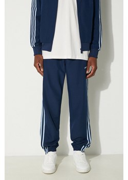 adidas Originals spodnie dresowe kolor granatowy z aplikacją IX9625 ze sklepu PRM w kategorii Spodnie męskie - zdjęcie 174538127