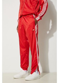 adidas Originals spodnie dresowe Premium Track Pant kolor czerwony z aplikacją IZ3189 ze sklepu PRM w kategorii Spodnie męskie - zdjęcie 174538129