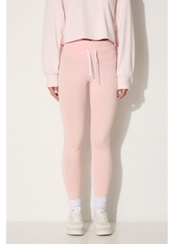 New Balance legginsy WP21556PIE damskie kolor różowy gładkie WP21556PIE-PIE ze sklepu PRM w kategorii Spodnie damskie - zdjęcie 174538338