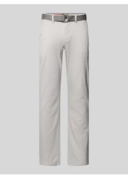 Chinosy o kroju slim fit z paskiem ze sklepu Peek&Cloppenburg  w kategorii Spodnie męskie - zdjęcie 174549359