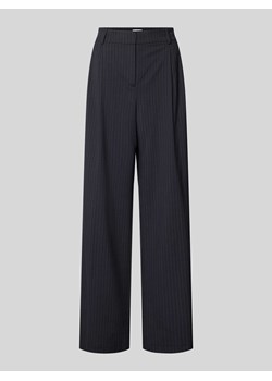 Spodnie o kroju wide leg z zakładkami w pasie i szlufkami na pasek ze sklepu Peek&Cloppenburg  w kategorii Spodnie damskie - zdjęcie 174549395