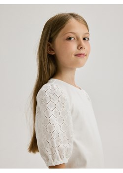 Reserved - Bluzka z ażurowymi rękawami - złamana biel ze sklepu Reserved w kategorii Bluzki dziewczęce - zdjęcie 174551647