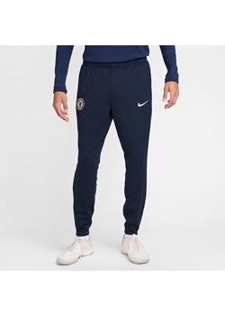 Męskie spodnie piłkarskie z dzianiny Nike Dri-FIT Chelsea F.C. Strike - Niebieski ze sklepu Nike poland w kategorii Spodnie męskie - zdjęcie 174557287