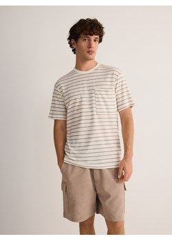 Reserved - T-shirt comfort z kieszonką - oliwkowy ze sklepu Reserved w kategorii T-shirty męskie - zdjęcie 174559649