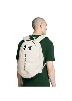 Plecak treningowy uniseks Under Armour UA Hustle Lite Backpack - beżowy ze sklepu Sportstylestory.com w kategorii Plecaki - zdjęcie 174562525