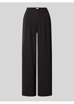 Spodnie o kroju wide leg z zakładkami w pasie i cienkimi prążkami ze sklepu Peek&Cloppenburg  w kategorii Spodnie damskie - zdjęcie 174611887