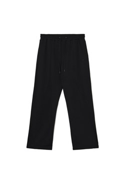 Cropp - Czarne spodnie dresowe z zatrzaskami - czarny ze sklepu Cropp w kategorii Spodnie męskie - zdjęcie 174612059