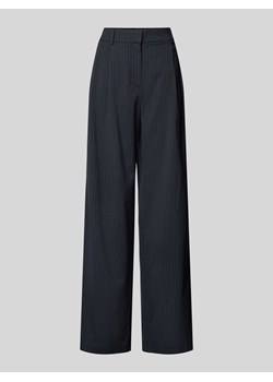 Spodnie o kroju wide leg z zakładkami w pasie i szlufkami na pasek ze sklepu Peek&Cloppenburg  w kategorii Spodnie damskie - zdjęcie 174617759
