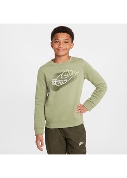 Bluza dresowa dla dużych dzieci (chłopców) z półokrągłym dekoltem Nike Sportswear Standard Issue - Zieleń ze sklepu Nike poland w kategorii Bluzy chłopięce - zdjęcie 174621355