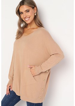 Beżowy Sweter Oversize z Wiskozą Ozdobiony Guzikami z Boku Lilinda ze sklepu Born2be Odzież w kategorii Swetry damskie - zdjęcie 174624736