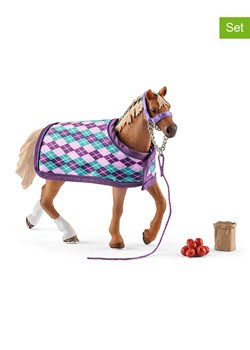 Schleich 4-częściowy zestaw &quot;English thoroughbred with blanket&quot; - 5+ ze sklepu Limango Polska w kategorii Zabawki - zdjęcie 174637669