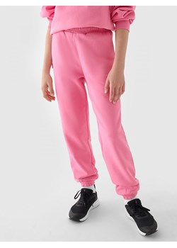 Dziewczęce spodnie dresowe joggery 4F  4FJRAW24TTROF1154 - różowe ze sklepu Sportstylestory.com w kategorii Spodnie dziewczęce - zdjęcie 174653085