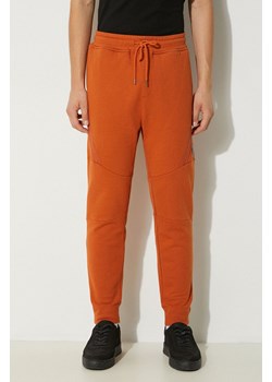 C.P. Company spodnie dresowe bawełniane Diagonal Raised Fleece Lens Sweatpants kolor pomarańczowy gładkie 17CMSP084A005086W ze sklepu PRM w kategorii Spodnie męskie - zdjęcie 174671189