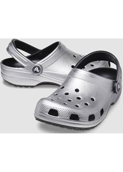 Crocs Chodaki &quot;Classic&quot; w kolorze srebrnym ze sklepu Limango Polska w kategorii Klapki damskie - zdjęcie 174671327