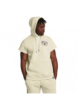 Męska bluza treningowa nierozpinana z krótkim rękawem Under Armour Project Rock Q1 SS Icon Fleece HD - kremowa ze sklepu Sportstylestory.com w kategorii Bluzy męskie - zdjęcie 174687259