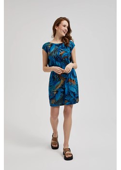 Sukienka z okrągłym dekoltem w tropikalny wzór niebieska ze sklepu Moodo.pl w kategorii Sukienki - zdjęcie 174693057